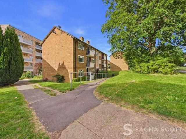 Flat for sale in Chessington, Greater London