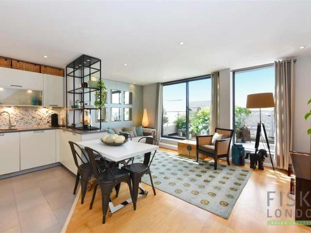 Flat for sale in Isle Of Dogs, Greater London