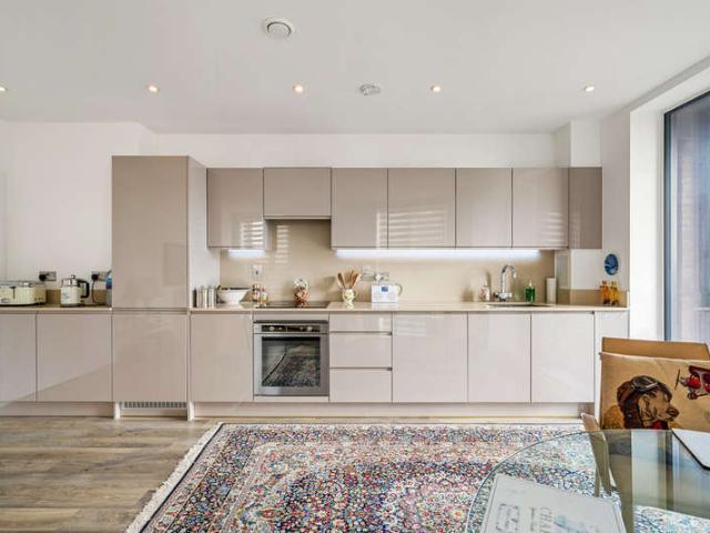 Flat for sale in Battersea, Greater London