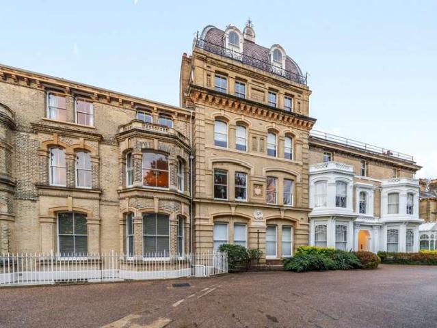 Flat for sale in Hampton Wick, Greater London