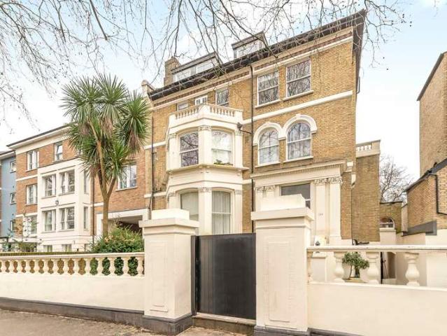 Flat for sale in Highbury, Greater London