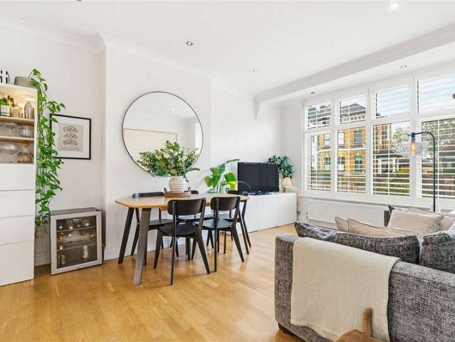 Flat for sale in Balham, Greater London