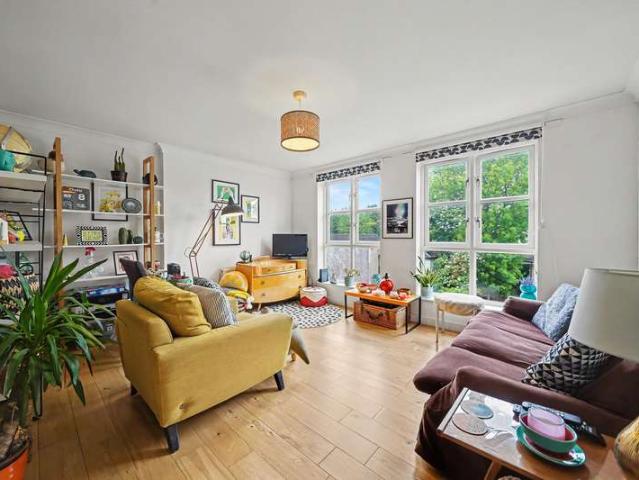 Flat for sale in Stoke Newington, Greater London
