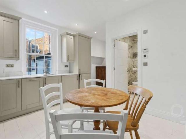 Flat for sale in Kentish Town, Greater London