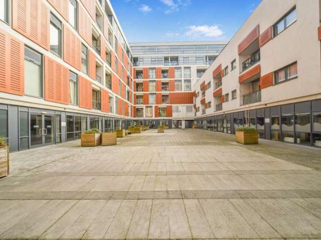 Flat for sale in Stockwell, Greater London