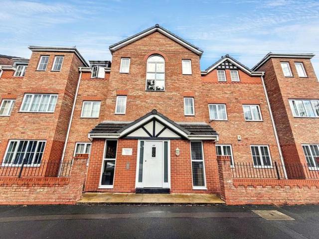 Flat for sale in Altrincham, Trafford