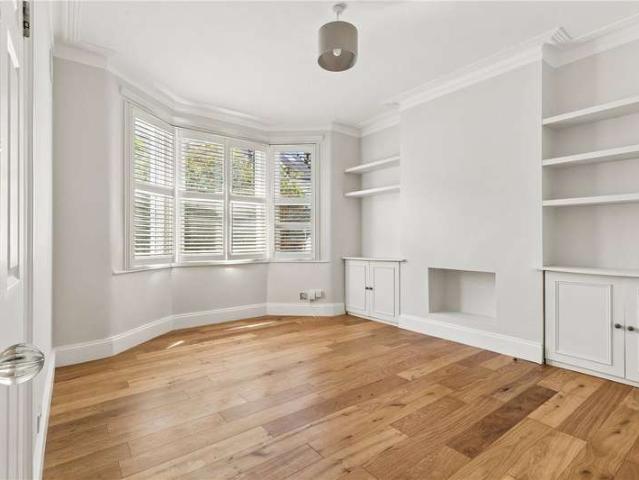 Flat for sale in London Borough of Merton, Collier's Wood