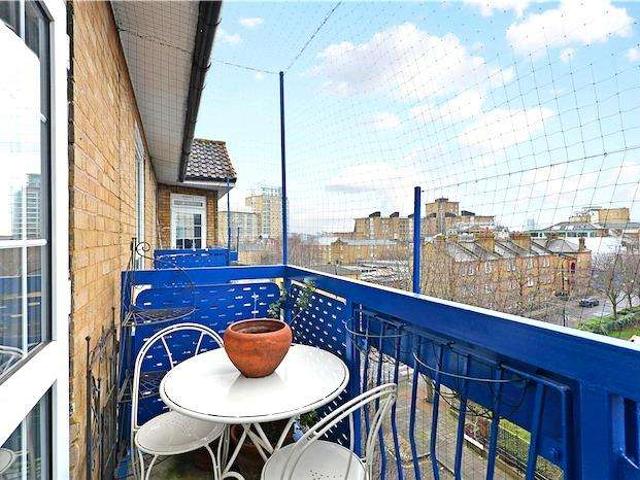 Flat for sale in Limehouse, Greater London