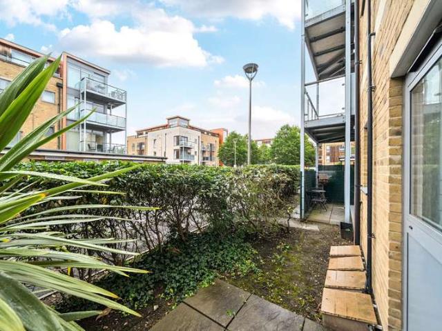 Flat for sale in Hampton Wick, Greater London