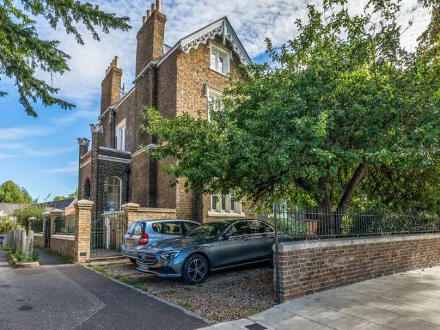 Flat for sale in Hampton Wick, Greater London