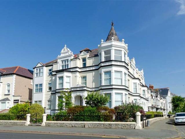 Flat for sale in Llandudno, Wales