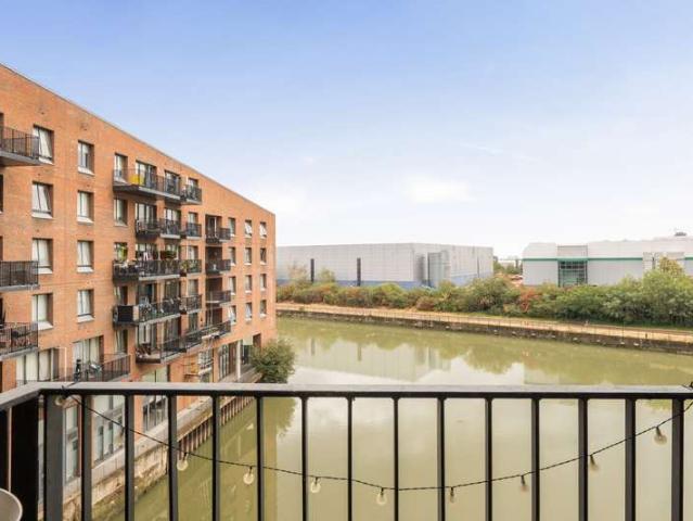 Flat for sale in Bromley-by-Bow, Poplar Grove