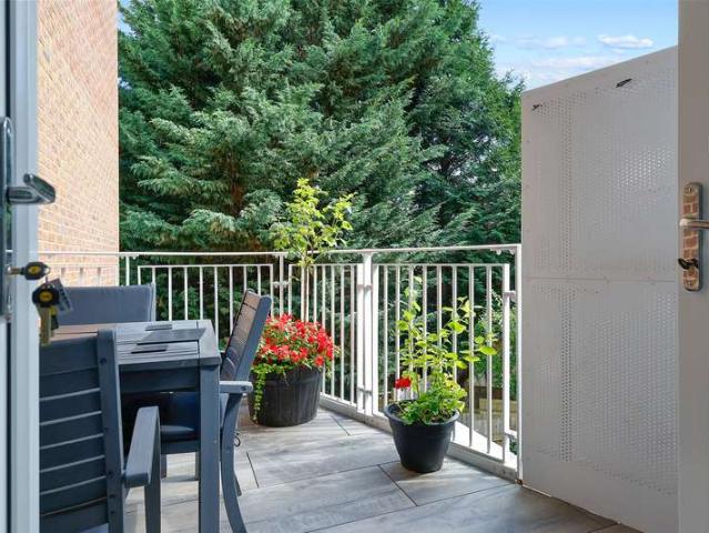 Flat for sale in Limpsfield, Tandridge