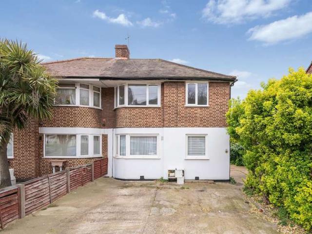 Flat for sale in London Borough of Merton, Collier's Wood