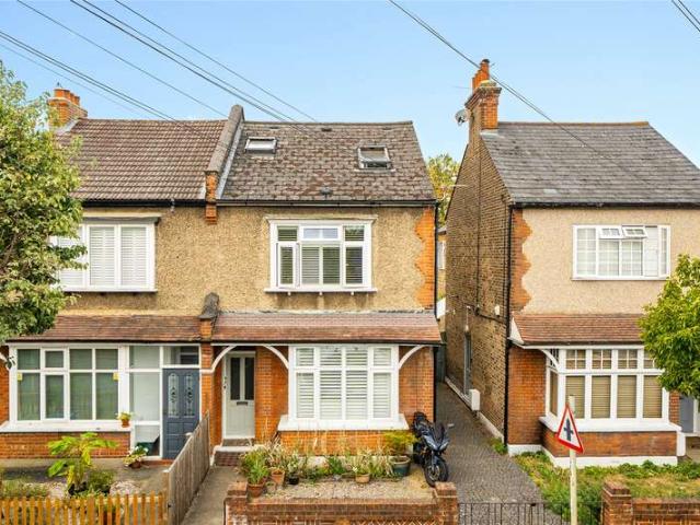 Flat for sale in Surbiton, Greater London