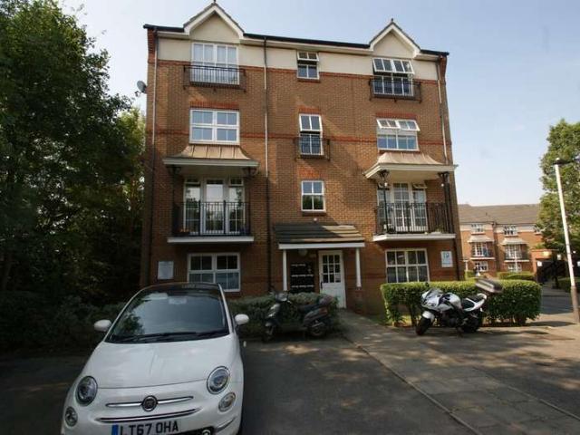 Flat for sale in London Borough of Ealing, Greater London