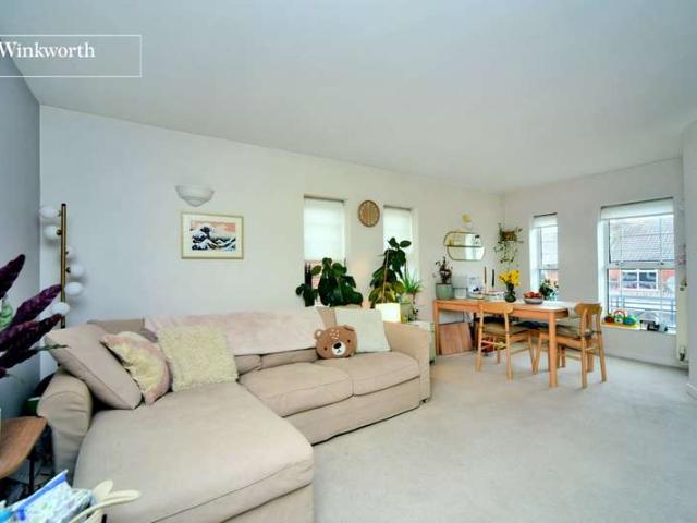 Flat for sale in Worcester Park, Greater London