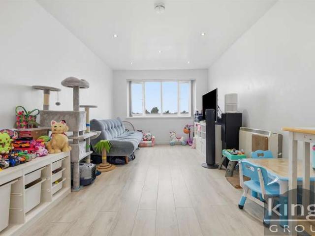 Flat for sale in Ponders End, Greater London