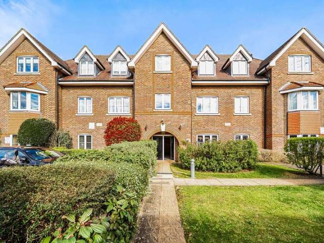 Flat for sale in Little Stanmore, Greater London