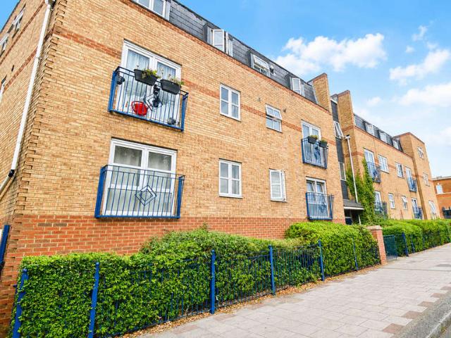 Flat for sale in Royal Borough of Greenwich, Greater London