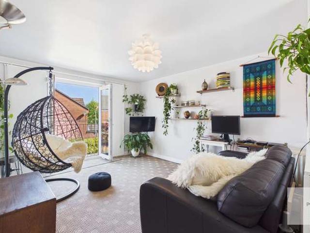 Flat for sale in Gigg, Bury