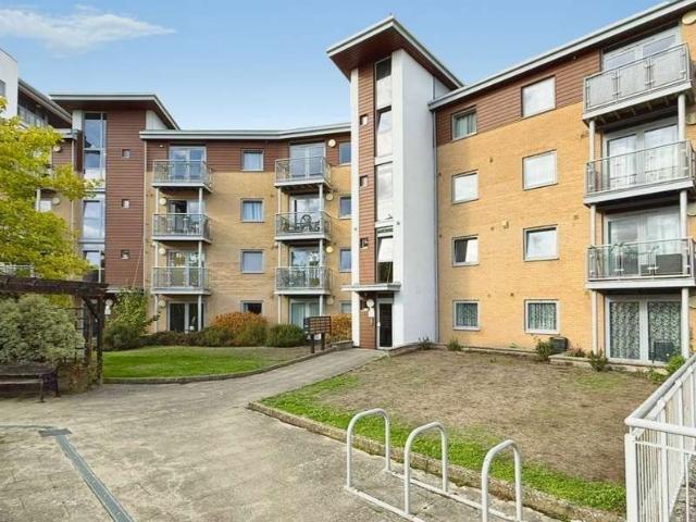 Flat for sale in Easthampstead, Bracknell