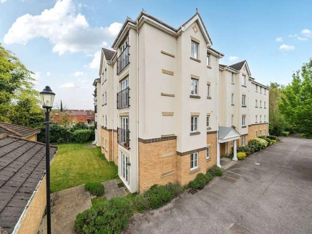 Flat for sale in Horsell, Woking