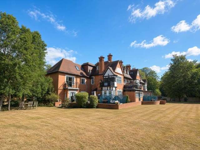 Flat for rent in Hythe End, Wraysbury