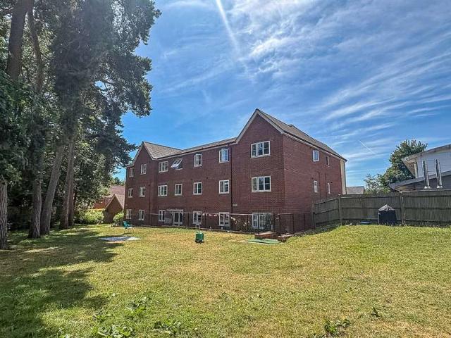 Flat for sale in Holloway Hill, Fole