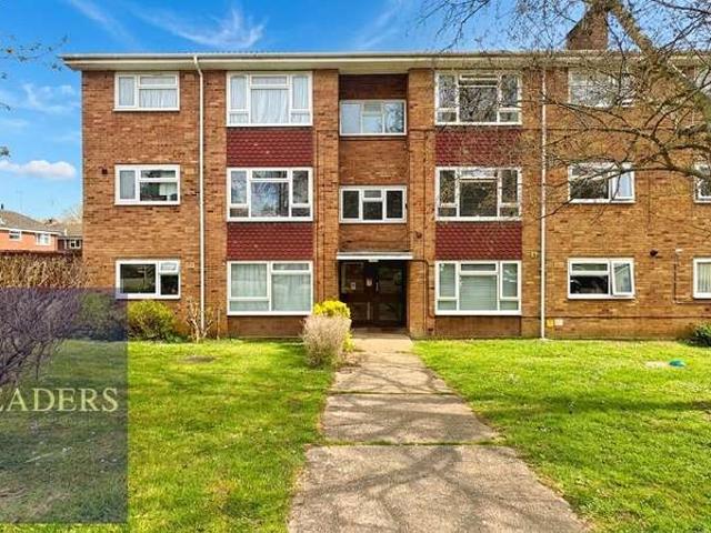 Flat for sale in Chipping Hill, Essex