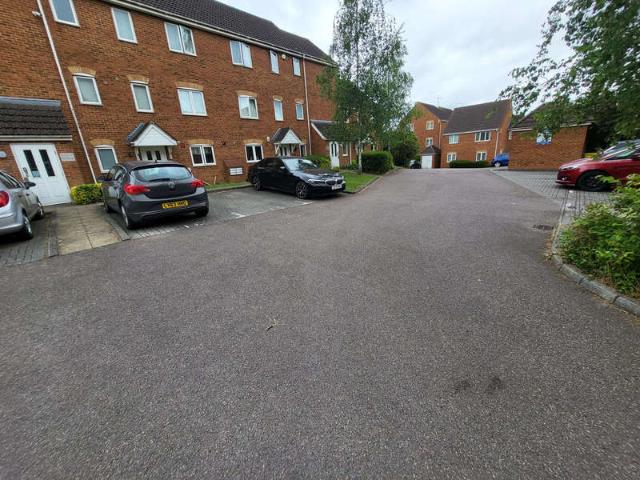Flat for sale in Spring Park, Luton