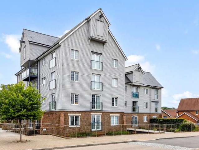 Flat for sale in Wickhurst Green, Horsham