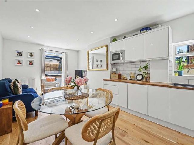 Flat for sale in Brondesbury, Greater London