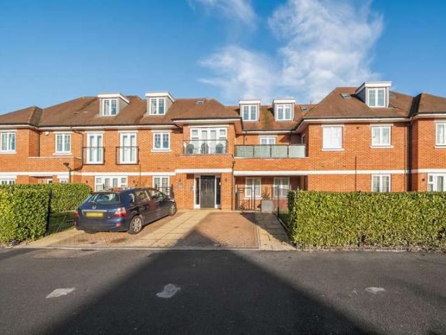 Flat for sale in Little Stanmore, Greater London