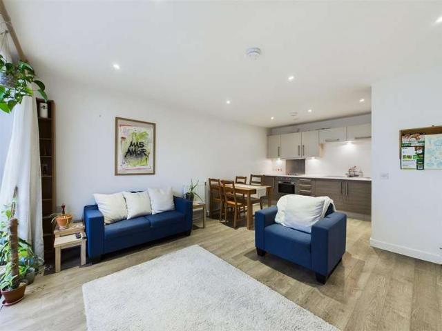 Flat for sale in Poplar Grove, Greater London
