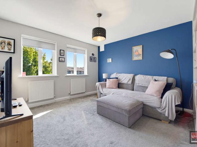 Flat for sale in Felthamhill, Spelthorne