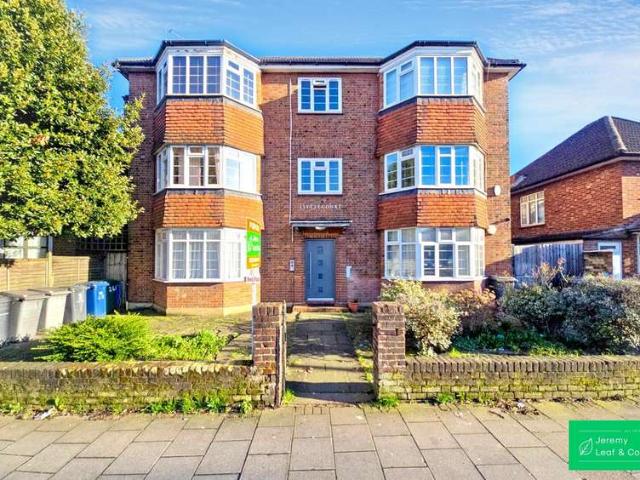 Flat for sale in North Finchley, Greater London
