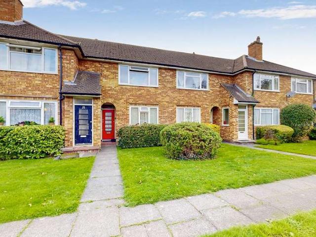 Flat for sale in Little Stanmore, Greater London