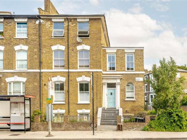 Flat for sale in Shacklewell, Greater London