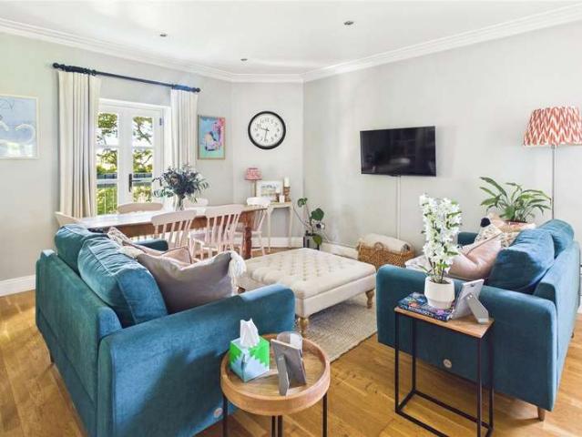 Flat for sale in Streatham, Greater London