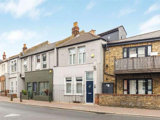 Flat for sale in Furzedown, Greater London