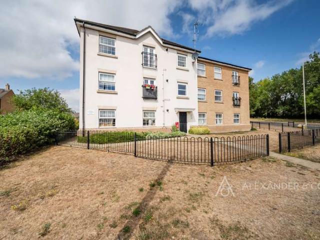 Flat for sale in Houghton Regis, Bedfordshire