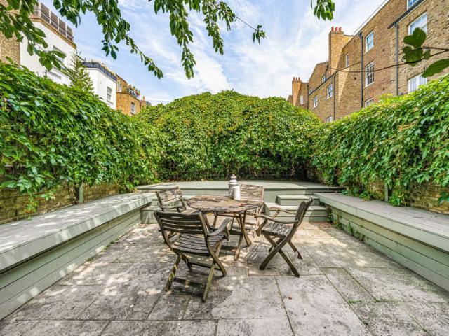 Flat for sale in Brompton, Greater London