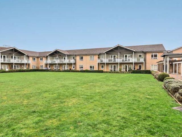 Flat for sale in Denham