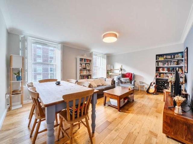 Flat for sale in Oval, Greater London