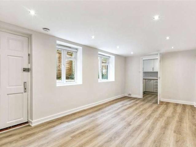 Flat for sale in Balham, Greater London