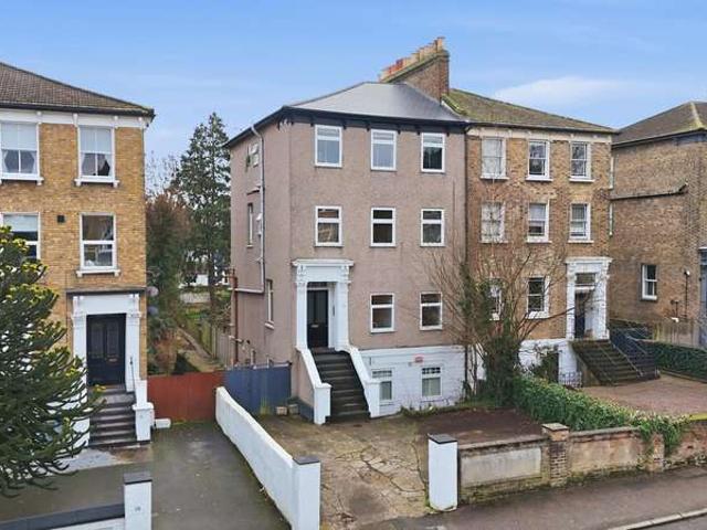 Flat for sale in Wanstead, Greater London