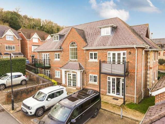 Flat for sale in Chepping Wycombe, Loudwater
