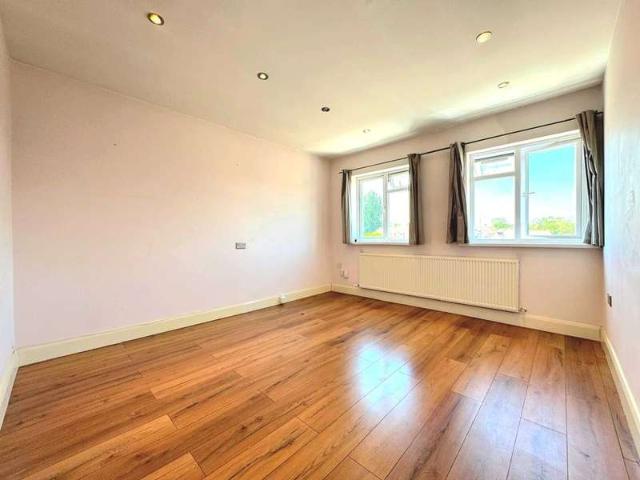 Flat for rent in Pinner, Greater London