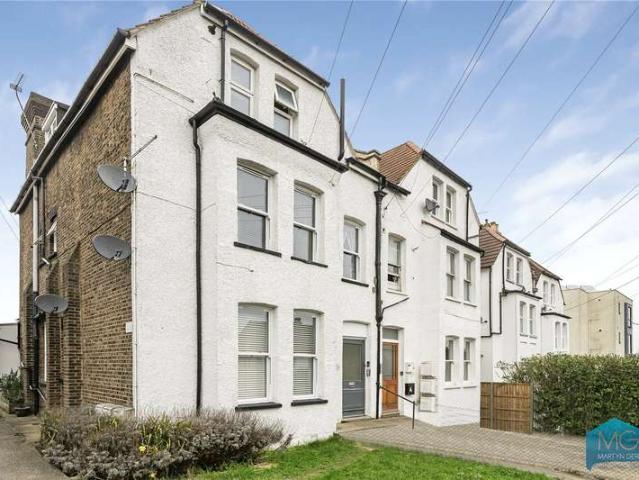 Flat for sale in High Barnet, Greater London